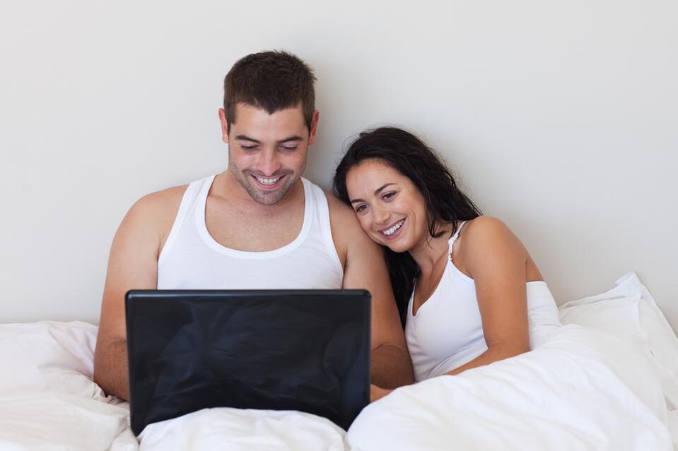 一对年轻夫妇阅读有关使用外部疗法来增大阴茎的评论